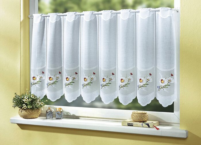 Korte vitrage met mooie motieven van margrieten 